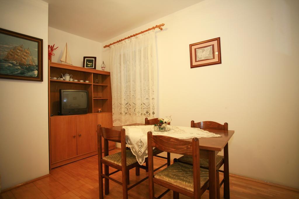 Apartment & Room Dinka, Krk Veglia Exterior foto
